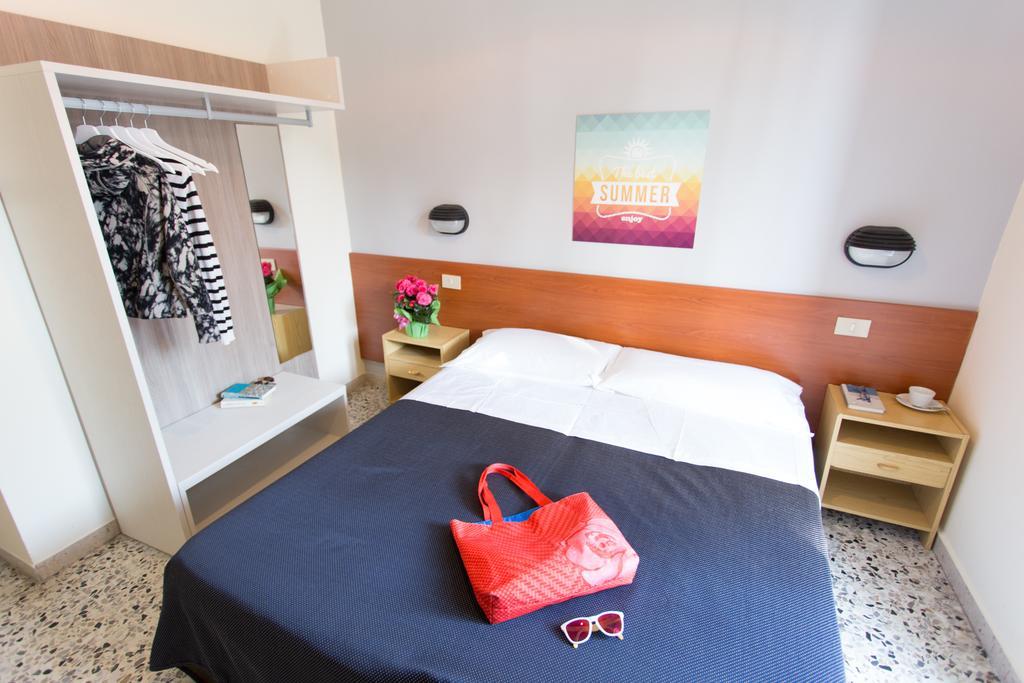 Byron Light Hotel Riccione Habitación foto